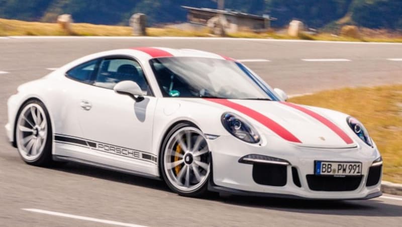 Der 991 ist 350 bis 700 PS stark. Dank Leichtbaukarosserie 80 kg leichter als der Vorgänger. Mit dem Facelift führt Porsche Turbolader auch in den Carrera-Motoren ein, die nicht Turbo heißen. Erstmals wieder ein echter Targa. (Bild: Porsche)