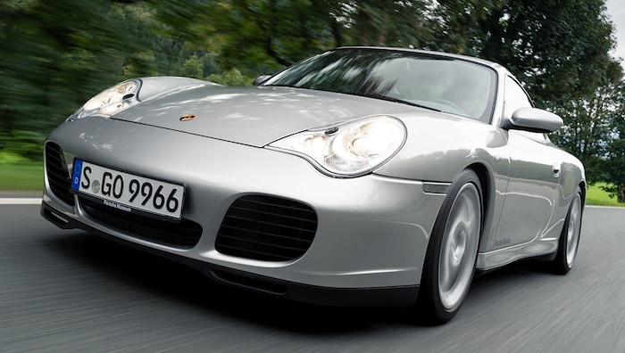Der 996 ist als Turbo mit 420 PS der erste Serien-Porsche, der über 300 km/h läuft. Im GT2 ...