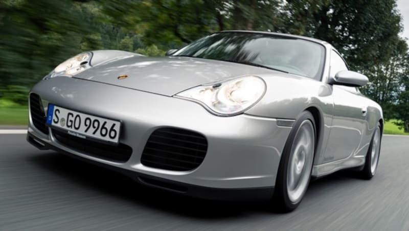 Der 996 ist als Turbo mit 420 PS der erste Serien-Porsche, der über 300 km/h läuft. Im GT2 leistet er sogar 462 PS. Hier verbaut Porsche erstmals Carbon-Keramik-Bremsen. (Bild: Porsche)