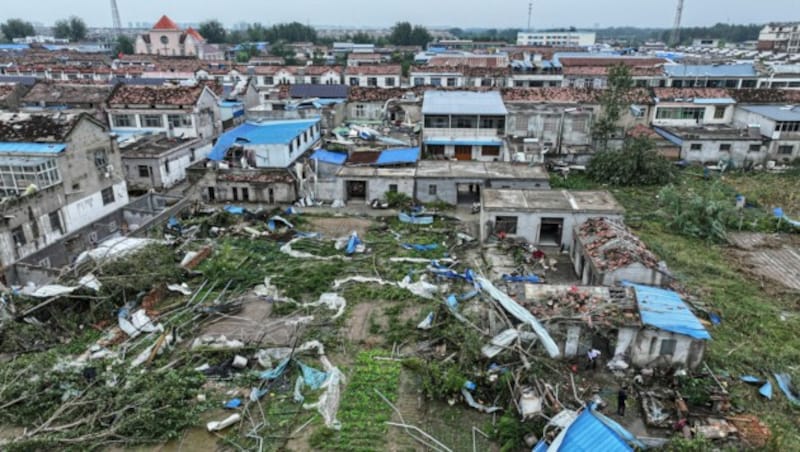 Zwei Tornados innerhalb von wenigen Stunden haben in der ostchinesischen Provinz Jiangsu zehn Tote und Dutzende Verletzte gefordert. (Bild: AFP/STR)