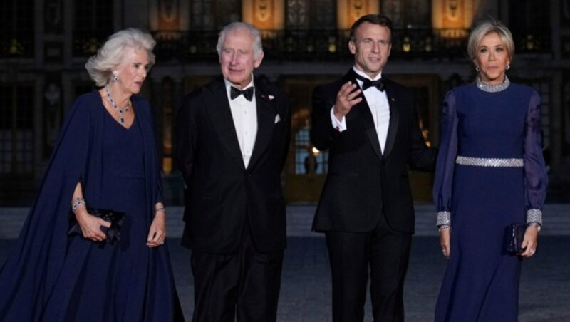 Emmanuel Macron empfing König Charles und Königin Camilla auf Schloss Versailles. (Bild: APA/AP Photo/Christophe Ena)