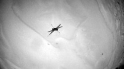Dem Mars-Hubschrauber „Ingenuity“ (das Foto zeigt seinen Schatten) ist bei seinem 59. Flug der bislang höchste Flug auf dem Roten Planeten gelungen. (Bild: NASA/JPL-Caltech)