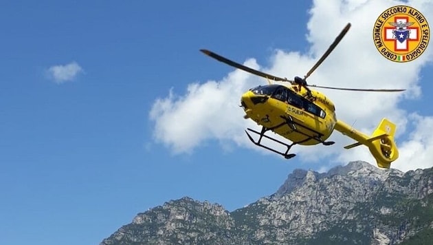 Die lokalen Einsatzkräfte rückten mit dem Hubschrauber an (Bild: Station Cave del Predil)