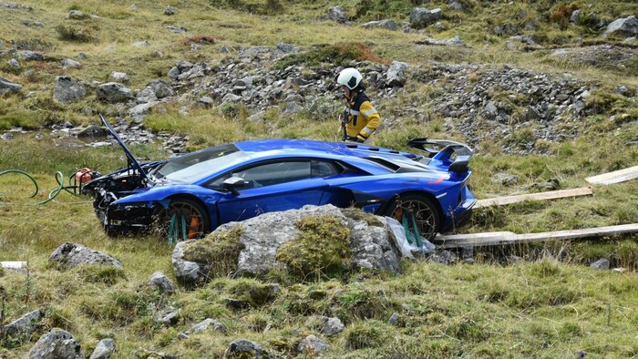 Der blaue Lamborghini Aventador SVJ kam von der Passstraße ab.