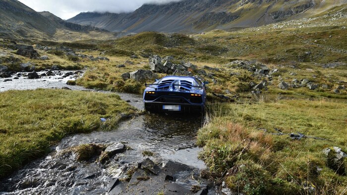 Der Lamborghini kam in einem Bächlein zwischen Heidelbeersträuchern und Murmeltierlöchern zum ...