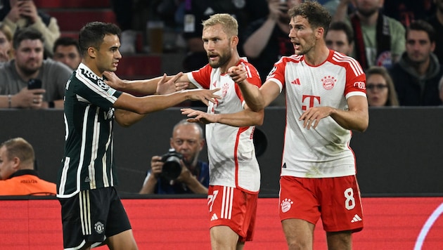 Leon Goretzka (ganz rechts) gefiel eine Aktion von Kollege Dayot Upamecano gar nicht - es kam zum Disput mitten am Feld. (Bild: APA/AFP/CHRISTOF STACHE)