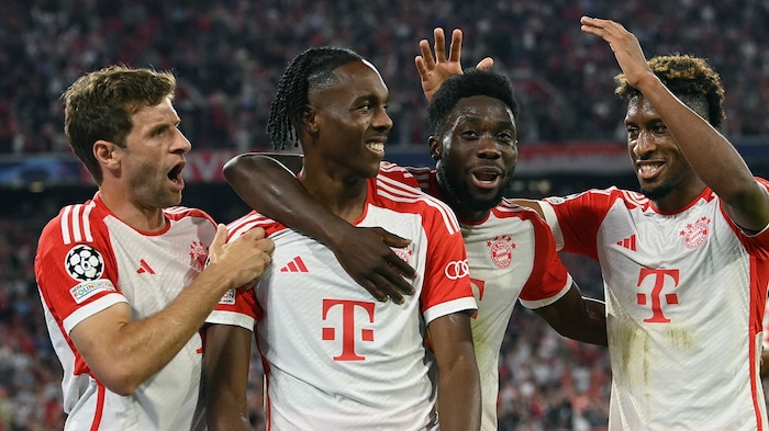 Wechselt Alphonso Davies (2. von re.) zu Real Madrid?