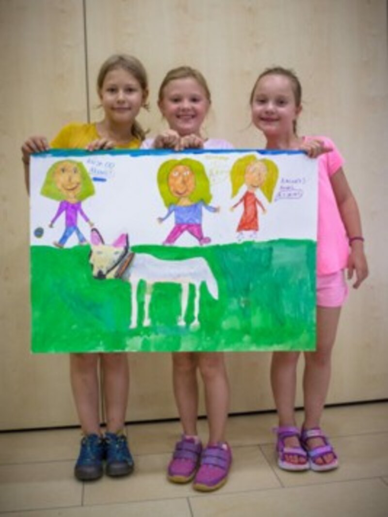 Anja, Florina und Amina haben auch ein Gemeinschaftsbild entworfen. (Bild: TiKo/Nina Zesar)