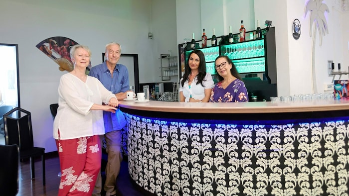 Christine und Jury Pfauser mit Julia und Waltraud Polai an der Bar