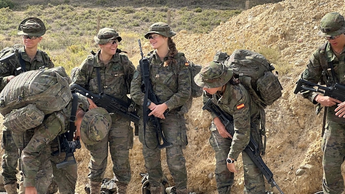 Kronprinzessin Leonor mit ihren Kollegen beim Militärtraining