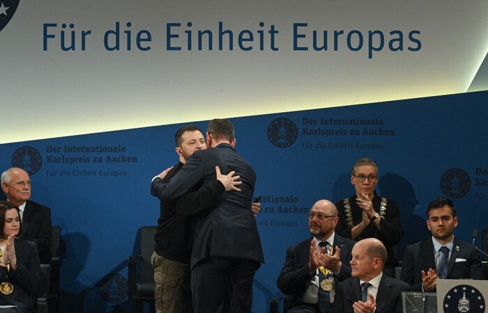 Selenskyj und Morawiecki: Bei der Überreichung des Karlspreises waren sie noch ein Herz und eine ...