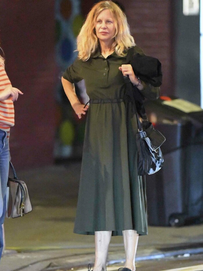 Die Schauspielerin zeigte sich ganz lässig im grünen Kleid und ungeschminkt.