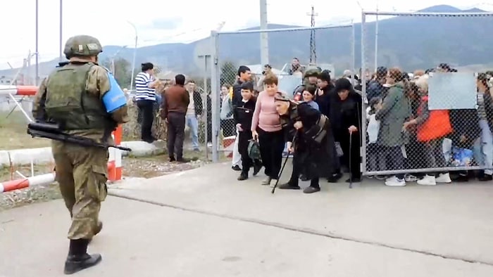 Bewohner Bergkarabachs, die zunächst auf einem russischen Militärstützpunkt untergebracht werden