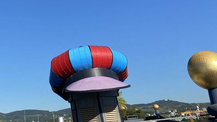 Die überdimensionale Kappe schmückt die Anlage.
