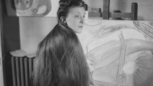 Louise Bourgeois im Atelier ihrer Wohnung in der 142 East 18th Street in NYC, um 1946. (Bild: The Easton Foundation / Bildrecht, Wien 2023 und VAGA at ARS, NY)