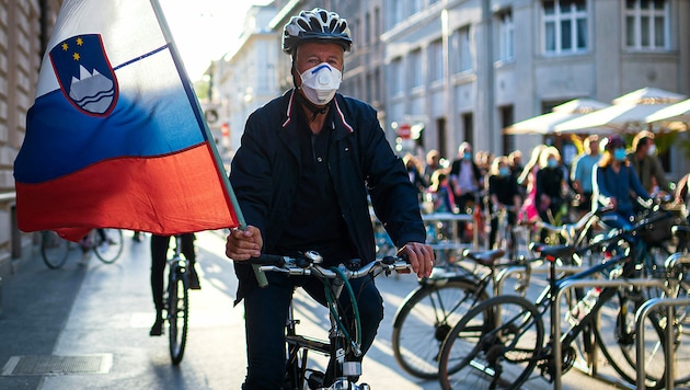 Radelnder Protest gegen die Corona-Maßnahmen im Jahr 2020 (Bild: APA/AFP/Jure Makovec)