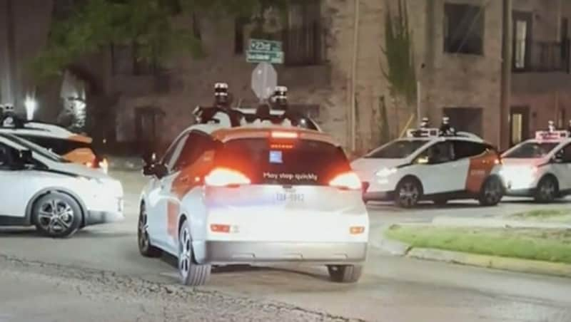 Knapp zwei Dutzend autonom fahrende Robotaxis haben kürzlich in Austin, der Hauptstadt des US-Bundesstaates Texas, für einen veritablen Stau gesorgt. (Bild: kameraOne (Screenshot))