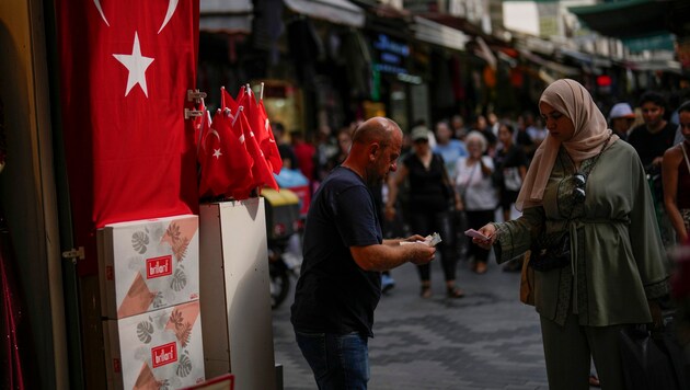 Zehn türkische Lira sind nur noch so viel wert wie 35 Cent. (Bild: AP)