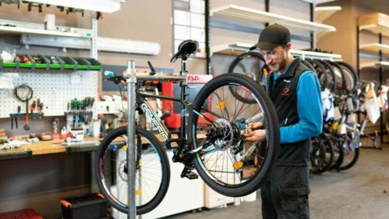 Nur die wenigsten können kleinere Pannen während einer Radtour selbst reparieren. (Bild: Intersport)