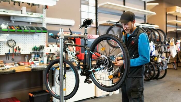 Nur die wenigsten können kleinere Pannen während einer Radtour selbst reparieren.