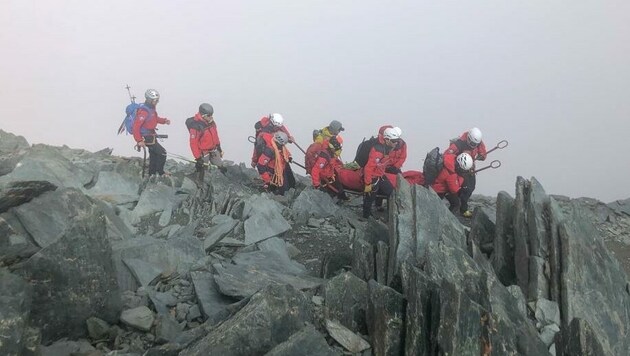 Die 43-jährige Frau wurde von den Alpinpolizisten zum Schutzhaus getragen. (Bild: Alpine Einsatzgruppe Polizei)