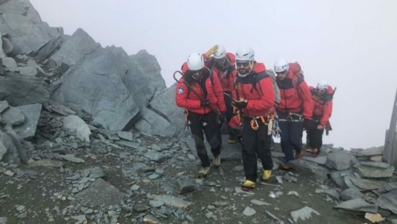 Die Alpinpolizisten transportierten die Schwerverletzte sicher zum Schutzhaus. (Bild: Alpine Einsatzgruppe Polizei)