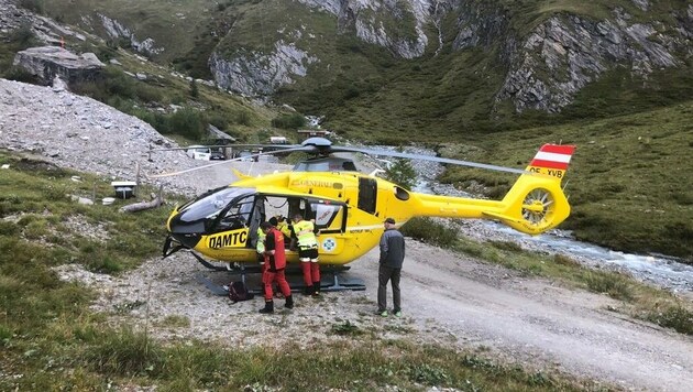 Ağır yaralı kadın akşam karanlığında bir acil durum helikopteri tarafından alındı (sembolik resim) (Bild: Alpine Einsatzgruppe Polizei)