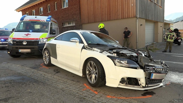 Der Audi TT wurde bei dem Crash erheblich beschädigt. (Bild: Maurice Shourot, Krone KREATIV)