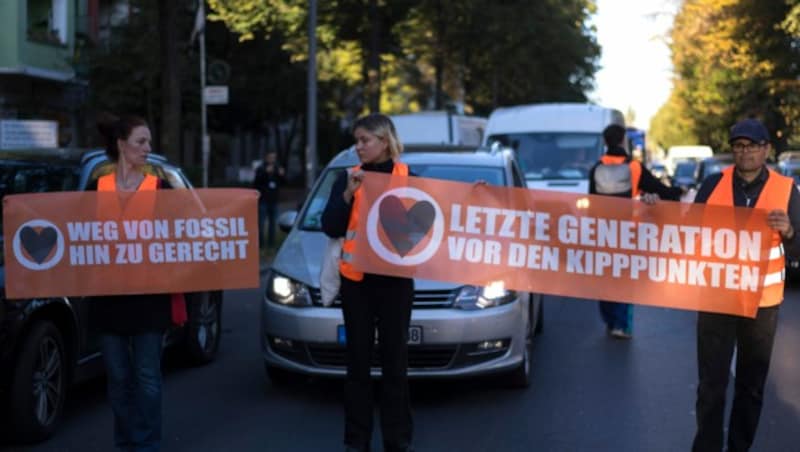 Eine Protestaktion der Gruppe Letzte Generation am Donnerstag in Berlin (Bild: AP)