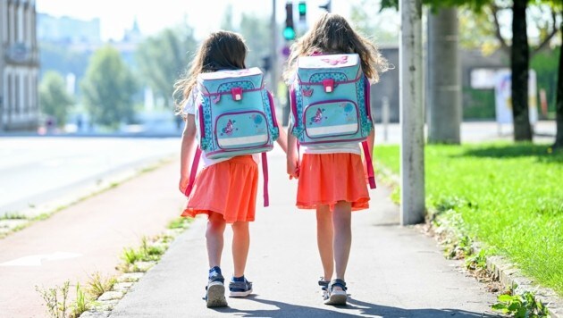 Allzu schwere Schultaschen können bei Kindern bleibende Schäden verursachen. (Bild: Dostal Harald)