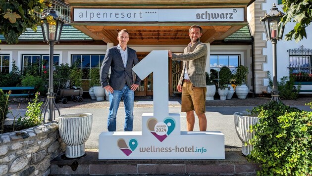 Erwin Oberascher (links), Geschäftsführer von wellness-hotel.info, mit Hotelchef Thomas Pirktl. (Bild: lpenresort Schwarz Jan Hanser-Mood)