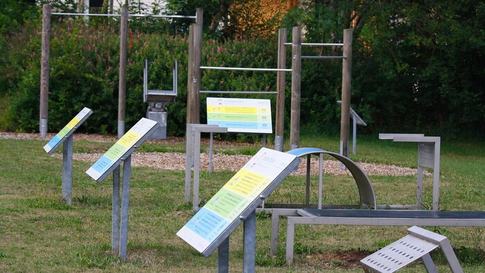 Im Henndorfer Bewegungspark gibt es 17 Stationen, unter anderem für Kraft, Koordination und ...