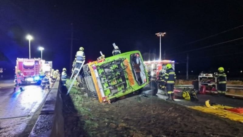 Großeinsatz in den frühen Morgenstunden auf der Friesacher Straße bei Micheldorf. Der Unfallort glich einem Schlachtfeld. (Bild: ff-althofen.at)