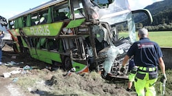 Eine 19-jährige Oberösterreicherin kam bei dem Unfalldrama ums Leben. Nach der Bergung wird das Buswrack von Gutachtern genau untersucht. (Bild: Rojsek-Wiedergut Uta)