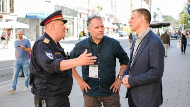 Stadtpolizeikommandant Karl Pogutter, Ernst Albrecht und Matthew Moscorp (Polizei Liverpoll) (Bild: Horst Einöder/Flashpictures)