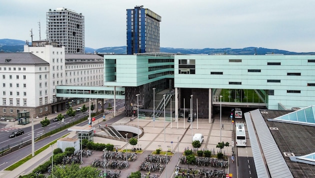 Ein Überblick aufs LDZ, die „Tintenburg“ des Landes, beim Linzer Hauptbahnhof: Zentrum der Verwaltung. (Bild: Alexander Schwarzl)