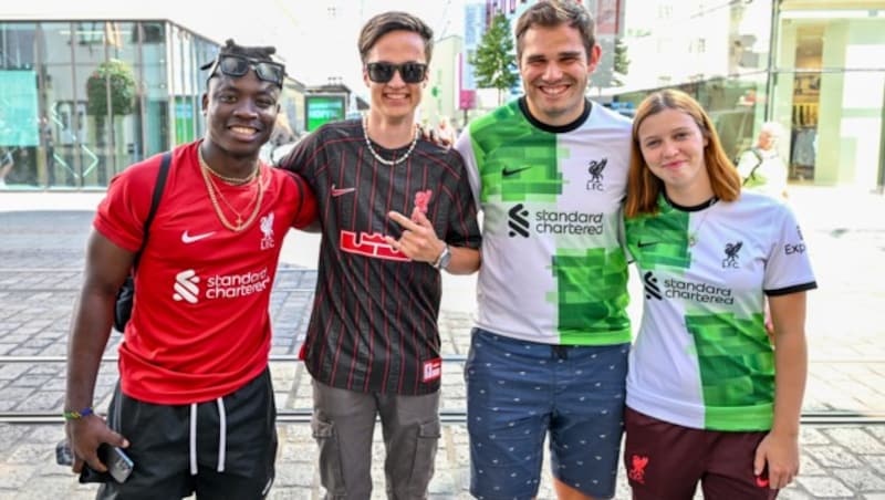 Fußball verbindet: Als die „Krone“ gerade ein Interview mit drei jungen Fans aus Osttirol führte, luden diese einen tansanischen Fan, der in Wien wohnt, für ein Foto ein. (Bild: © Harald Dostal / 2023)