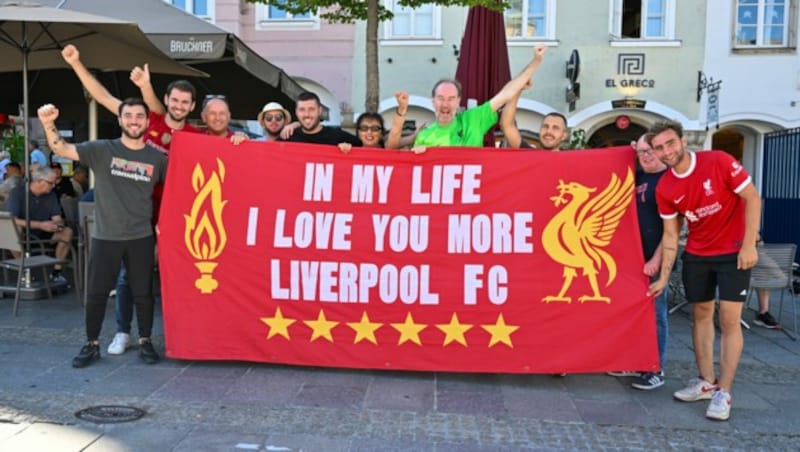 Diese Gruppe von Liverpool-Fans hatte ein großes Plakat mit einem Beatles-Songzitat dabei. (Bild: © Harald Dostal / 2023)