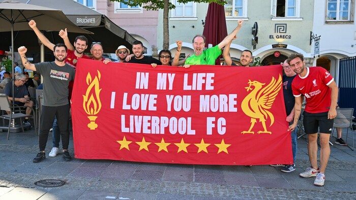 Diese Gruppe von Liverpool-Fans hatte ein großes Plakat mit einem Beatles-Songzitat dabei.