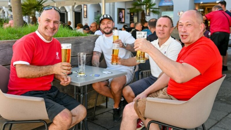 Hardcore-Fans Richard, Marc, Dominic und Bob verfolgen so gut wie alle Auswärtsspiele des FC Liverpool, Dominic legte für sein 80. Auswärtsspiel einen Zwischenstopp am Heimweg von Saudi-Arabien ein. (Bild: © Harald Dostal / 2023)