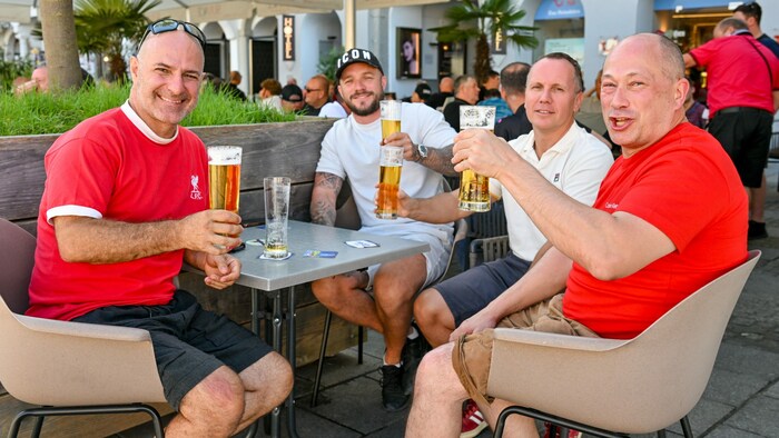 Hardcore-Fans Richard, Marc, Dominic und Bob verfolgen so gut wie alle Auswärtsspiele des FC ...