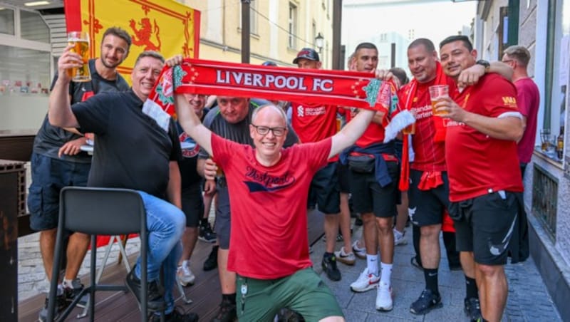 Versammelte Liverpool-Fans und Chef Kieran Bates vor dem „Chelsea“-Pub, das sich eigens für das Spiel voerübergehend in „King Kenny‘s“ umbenannte. (Bild: © Harald Dostal / 2023)