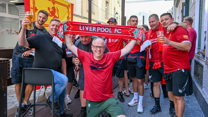 Versammelte Liverpool-Fans und Chef Kieran Bates vor dem „Chelsea“-Pub, das sich eigens für das ...