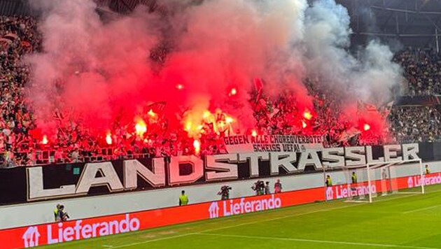 Pyrotechnik und ein Spruchband - die LASK-Fans ließen die UEFA „grüßen“. (Bild: krone.at)