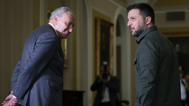 von links: US-Senator Chuck Schumer und Ukraines Präsident Wolodymyr Selenskyj (Bild: APA/Getty Images)