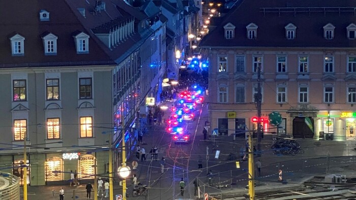 Von der Polizei begleitet ging es Richtung Stadion.