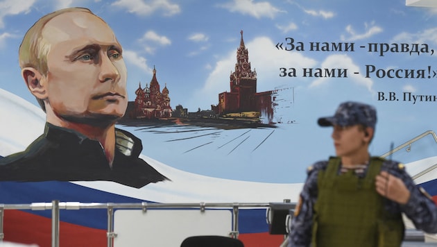 Auf dem für den russischen Präsidenten Wladimir Putin werbenden Plakat steht: „Wir stehen für die Wahrheit, wir stehen für Russland!“ (Bild: AFP/Michel RUBINEL)