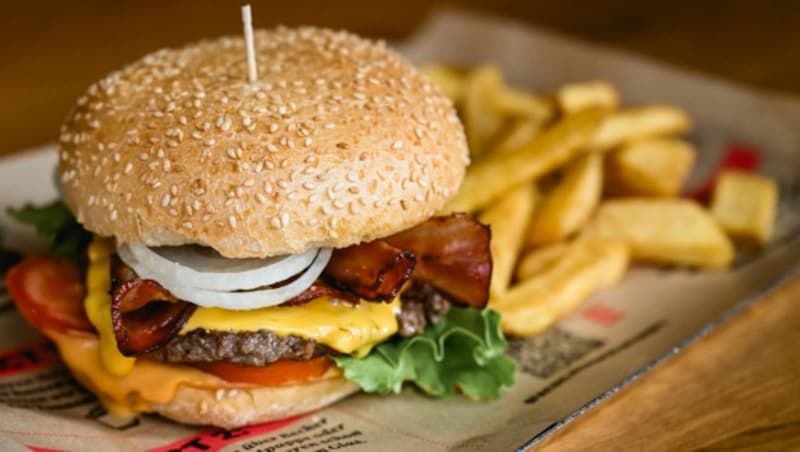 Das Fleisch vom Zerlegungsbetrieb aus dem Innviertel, das Gebäck aus dem Hausruckviertel: Thomas Altendorfer setzt bei Burgerista auf Regionalität. (Bild: Markus Wenzel)