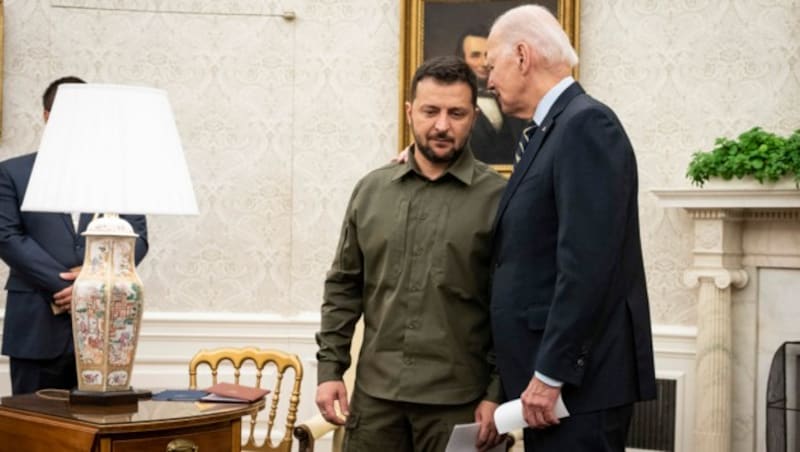 Die USA würden sicherstellen, dass die „Welt an der Seite“ der Ukraine stehe, sagte Biden am Donnerstag bei einem Gespräch mit Selenskyj im Oval Office. (Bild: AFP/Getty Images/Drew Angerer)