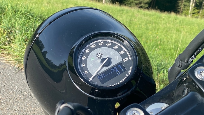 Der Tacho ist in den Scheinwerfer integriert - wie bei der BMW R5 aus den 1930ern.